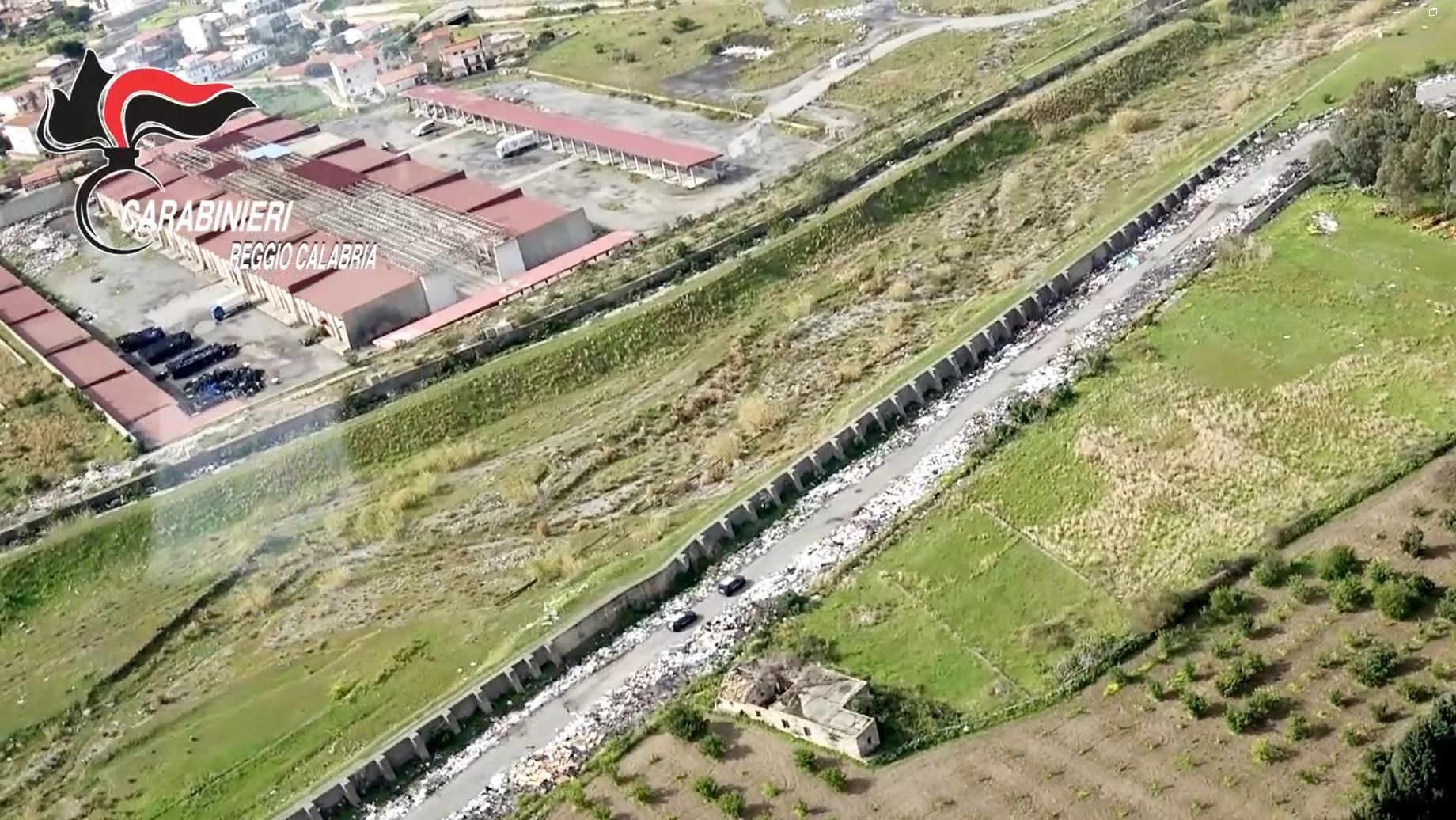 Traffico illecito di rifiuti e roghi di immondizia a Reggio, sgominata gang – NOMI E VIDEO