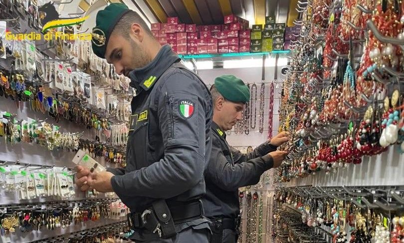 Controlli a Catanzaro, Lamezia e Davoli: sequestrati oltre 63mila prodotti non sicuri