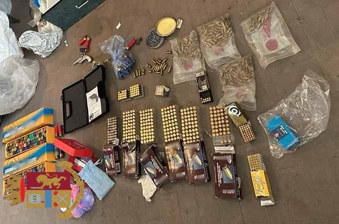 ‘Ndrangheta, armi e droga in una cantina a Rho, “feudo” del clan Bandiera – FOTO