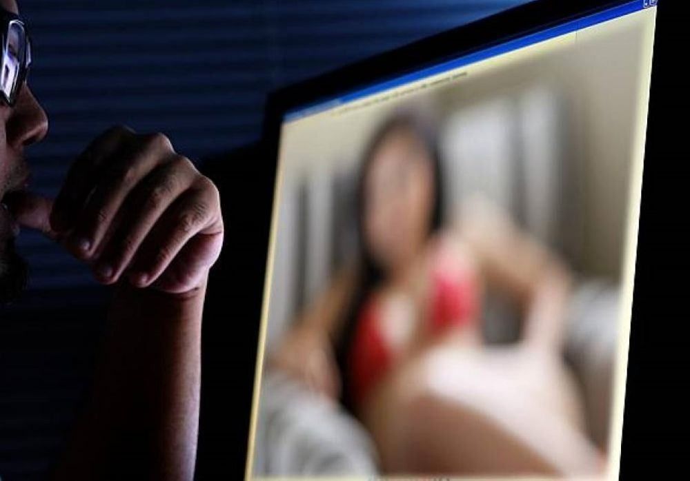 Si prostituiva e ricattava i clienti, arrestato 38enne a Reggio