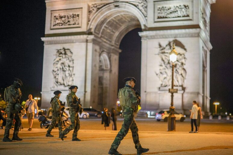 La Francia alza il livello di allerta attentati dopo l’attacco a Mosca