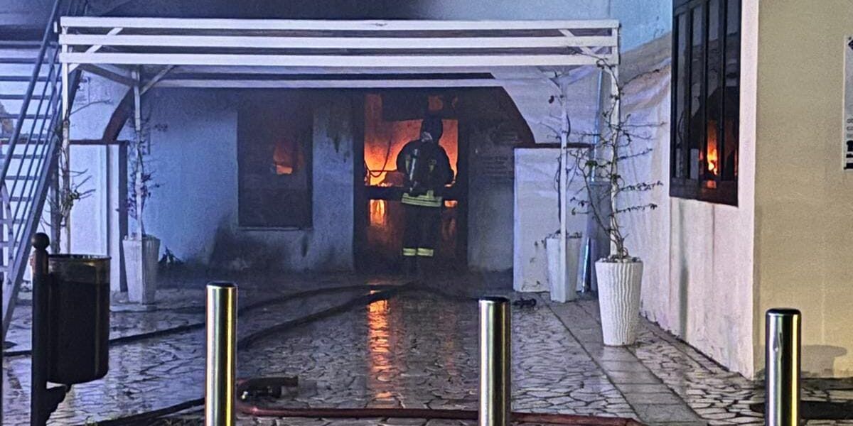 Incendio doloso distrugge una yogurteria a Marina di Sibari. Indaga la procura – FOTO