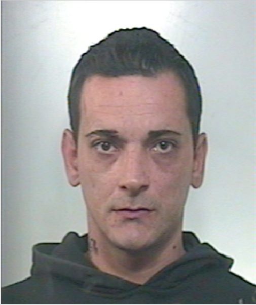 Minaccia il sindaco per un lavoro, arrestato