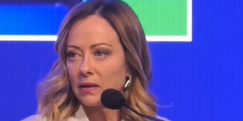 La tensione in Medio Oriente La premier, che ieri ha convocato con urgenza il G7 per discutere dell'attacco dell'Iran contro Israele, ha commentato la situazione in Medio Oriente. «Sono contenta che ci sia una unità di vedute nel G7 su quello che va fatto relativamente al tema di Israele e Iran», ha detto, durante la sua visita tra gli stand del Vinitaly. «Credo - ha proseguito - che chiunque sia ragionevole in questo momento debba essere preoccupato, ma credo anche che dobbiamo essere molto lucidi».