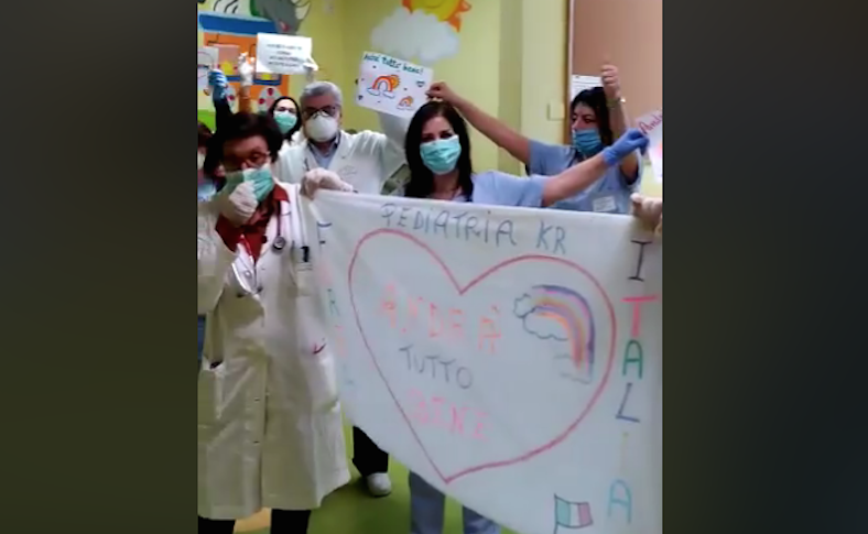 Coronavirus e solidarietà, a Crotone "flash mob" dei medici di Pediatria sulle note di Rino Gaetano – VIDEO
