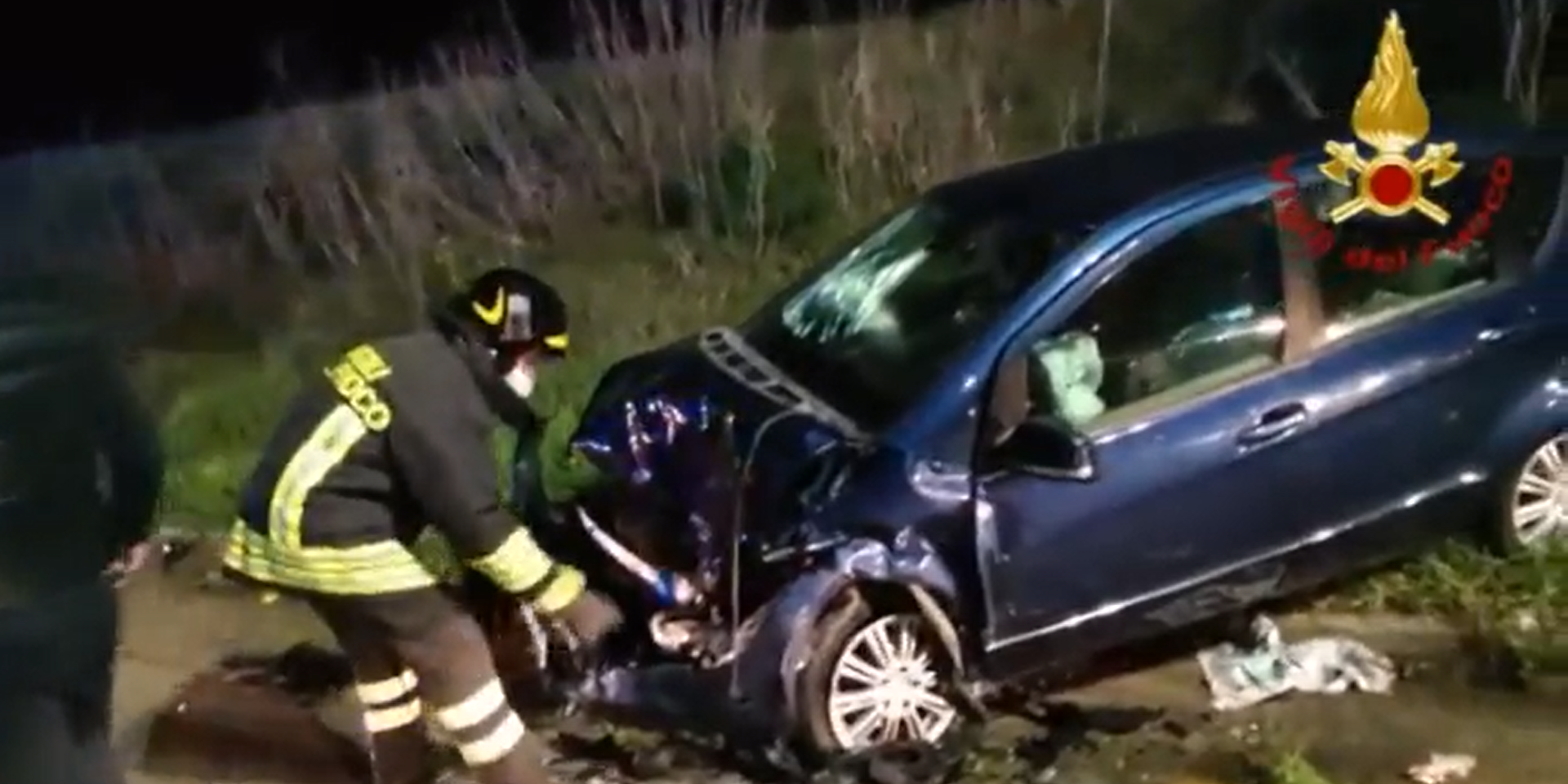 Scontro frontale tra veicoli sulla statale 106 crotonese: due feriti