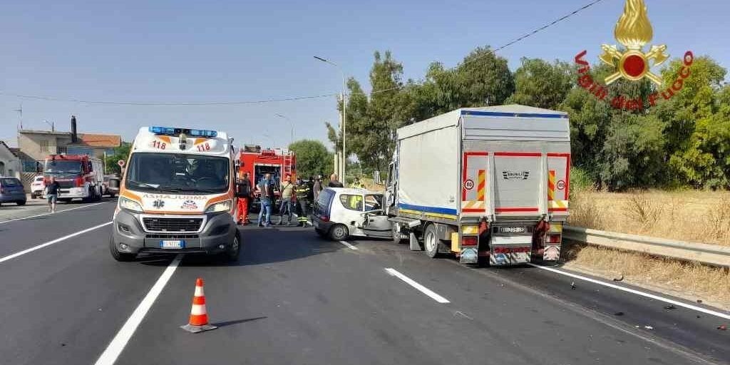 Camini, scontro mortale sulla 106 tra un’auto e un mezzo pesante