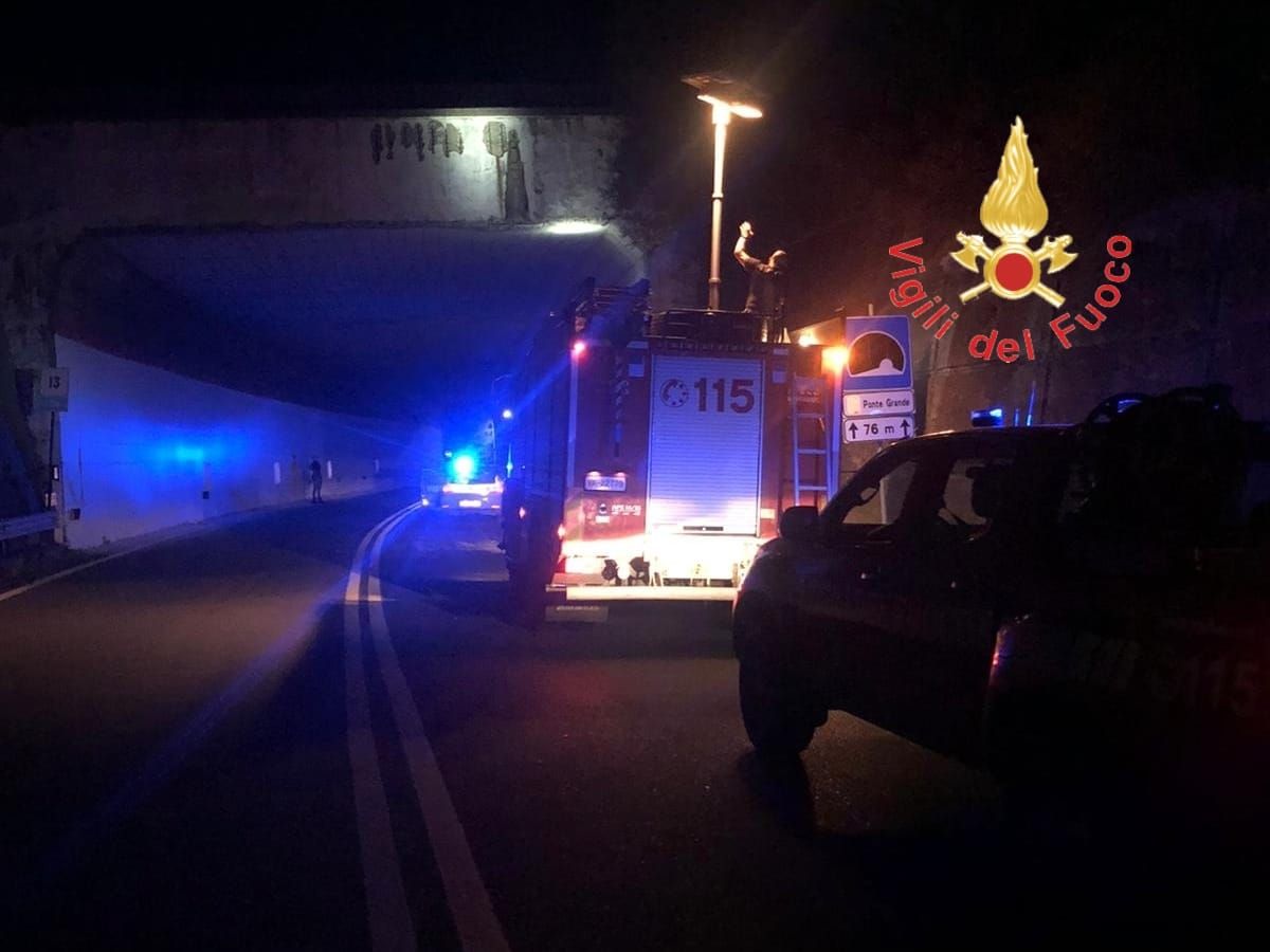 Catanzaro, cadono calcinacci all’ingresso di una galleria. Intervengono i vigili – VIDEO