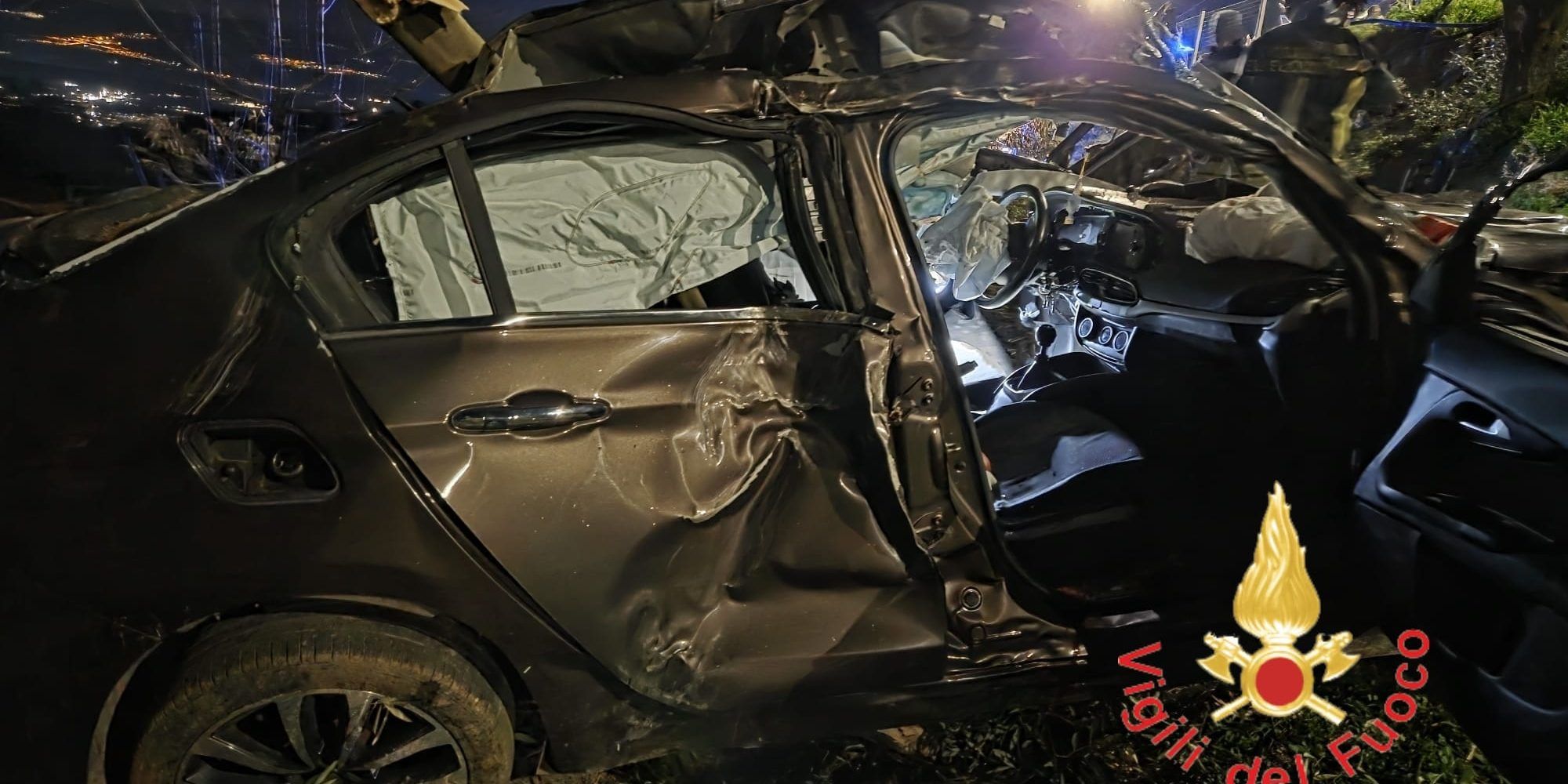 Tragico incidente nel Catanzarese: auto esce di strada, un morto e un ferito grave