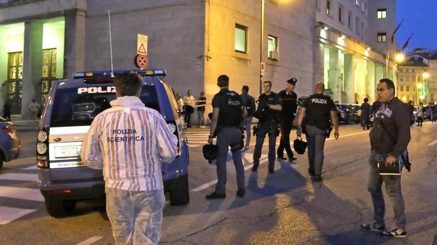 Agenti uccisi a Trieste, a Lamezia l'omaggio di carabinieri e finanzieri. Una rosa davanti la Questura di Vibo – VIDEO