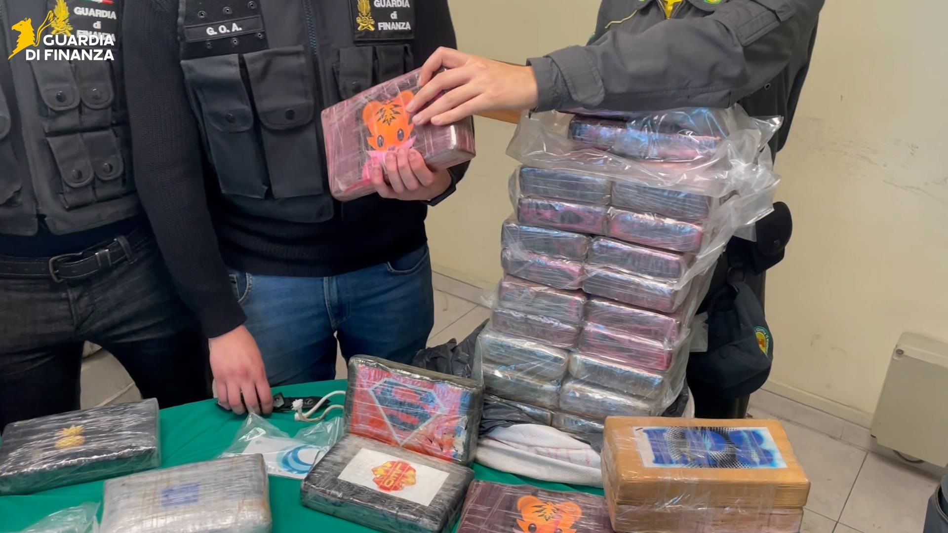 Armi e traffico internazionale di droga, anche la Calabria nella maxioperazione partita da Catania – VIDEO