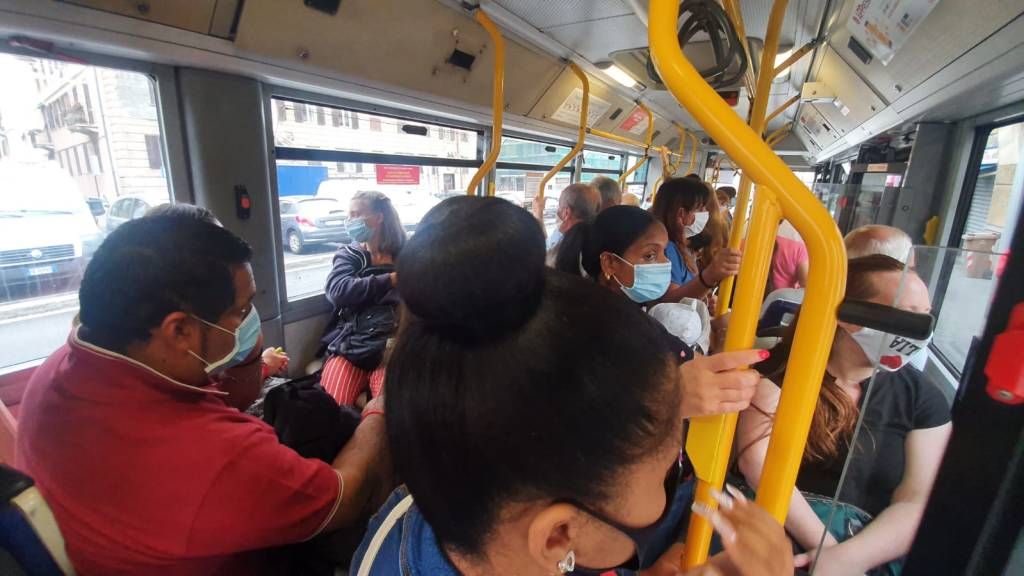 «Mascherine Ffp2 sui mezzi pubblici, caos in Calabria». Denuncia di Assoutenti