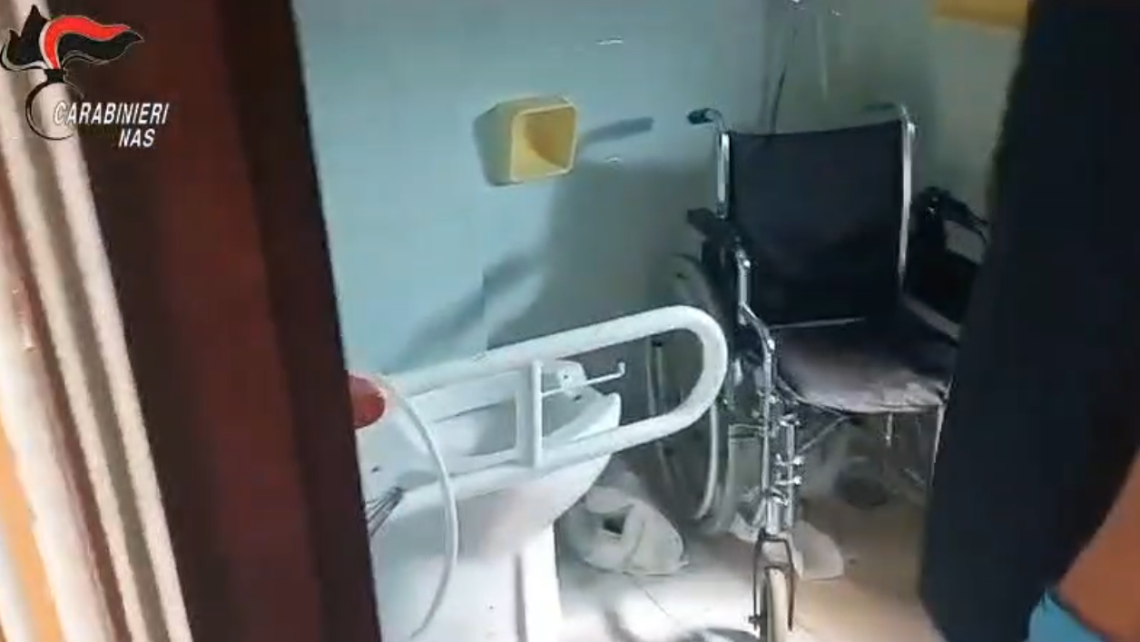 La mancanza di pulizia per tagliare i costi, a Reggio l’incubo per 31 anziani