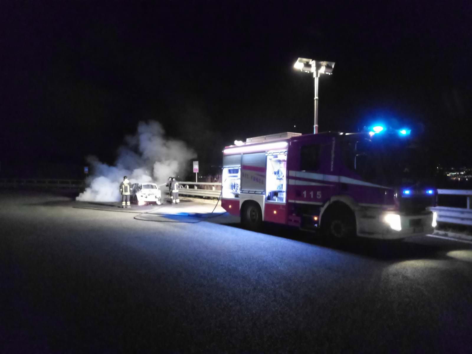Auto in fiamme sull'autostrada, intervengono i vigili del fuoco