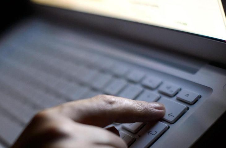 Pedopornografia, arrestato un 40enne: nascondeva 280mila file proibiti