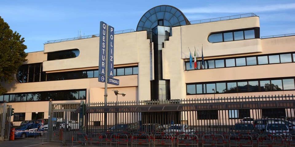 Torture e pestaggi in Questura, arrestati cinque poliziotti