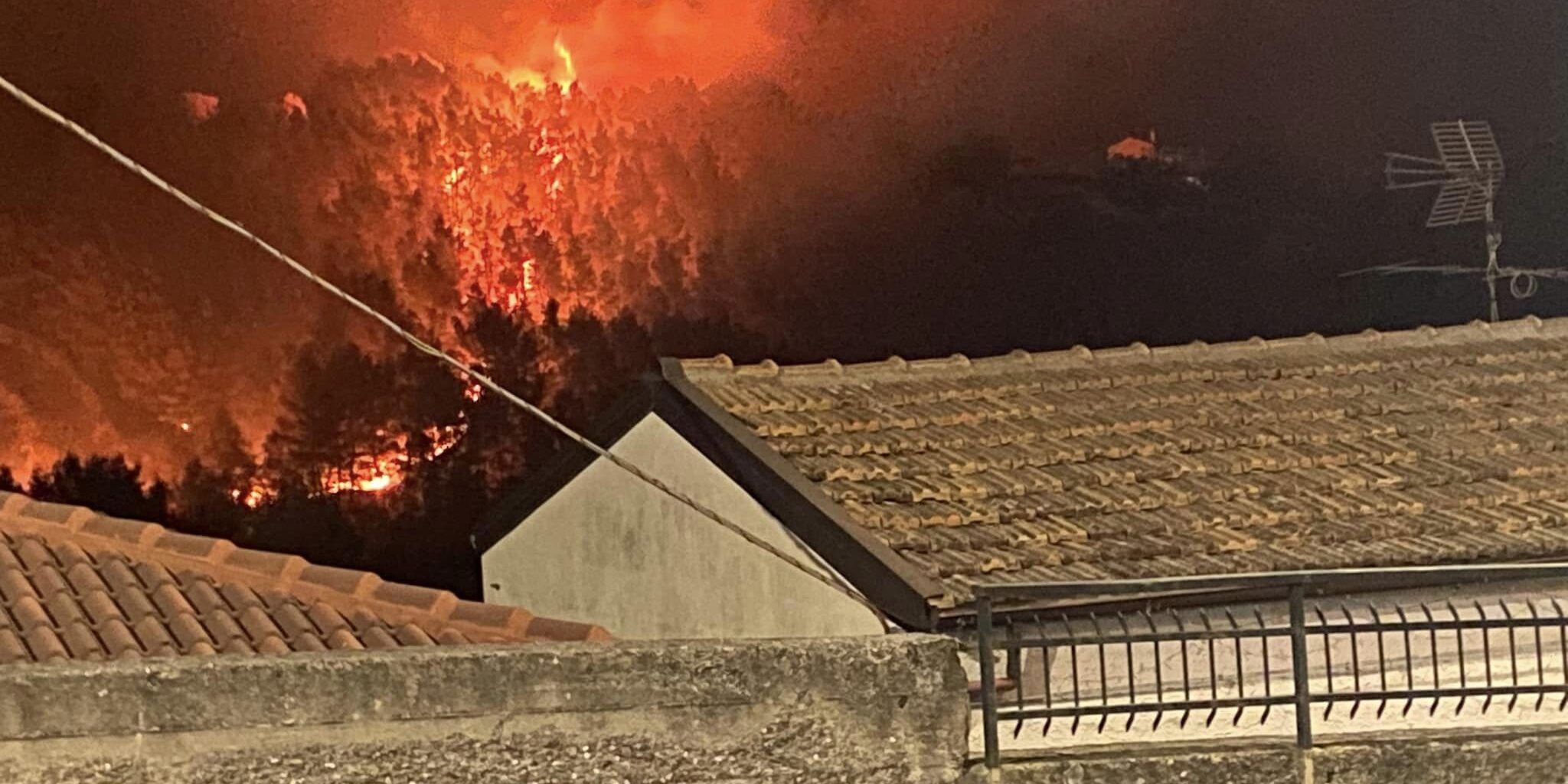 Vasto incendio desta preoccupazione a Rocca Imperiale. Il sindaco: soccorsi lenti, migliorare il servizio