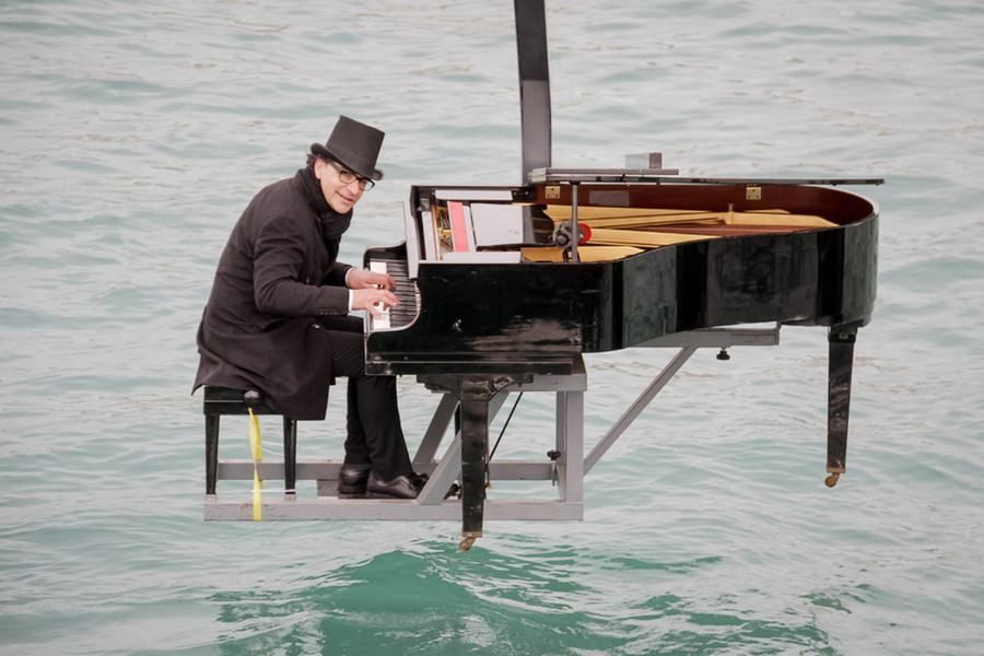 «Il pianoforte suona meglio se è fuori posto»
