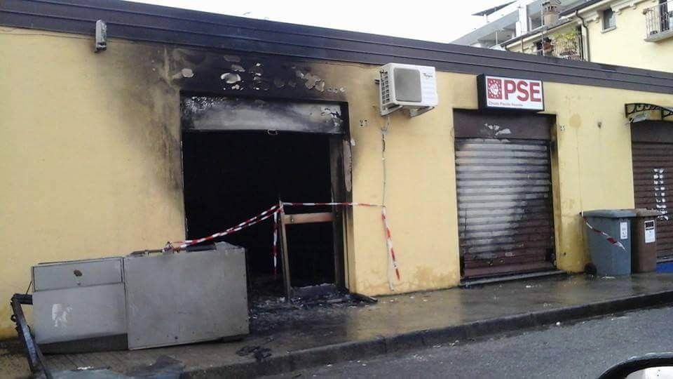 Cosenza, incendio danneggia la sede del Pse
