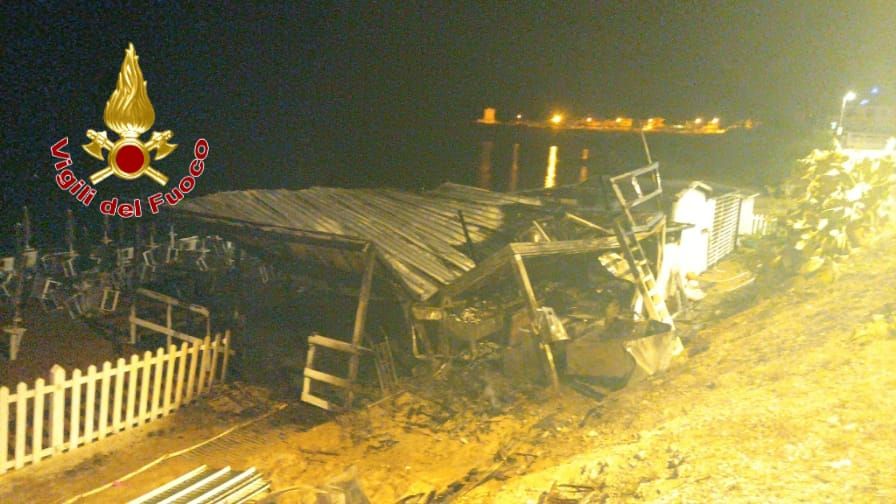 Incendiato nella notte il lido “Scanna’s Beach” di Isola Capo Rizzuto – FOTO