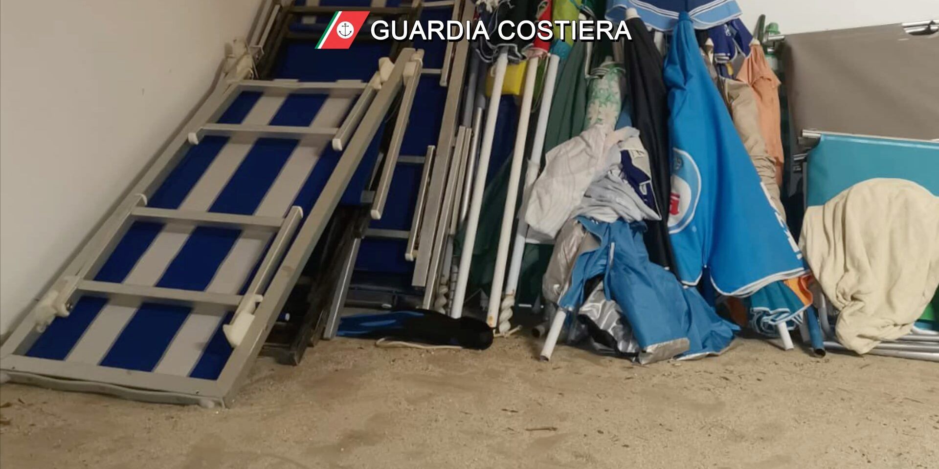 In spiaggia anche di notte, sequestrati ombrelloni e sdraio a Parghelia