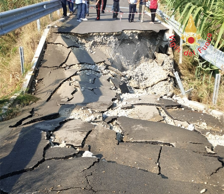 Cede un ponte appena inaugurato, isolate 3 famiglie a Cropani – VIDEO