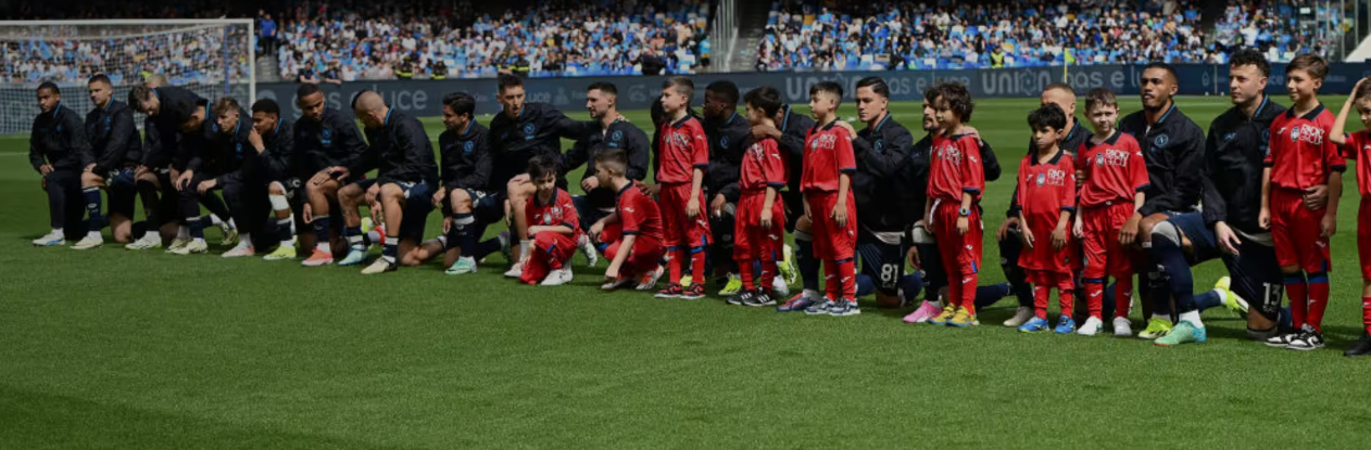 Napoli in ginocchio contro il razzismo (e contro la Lega)