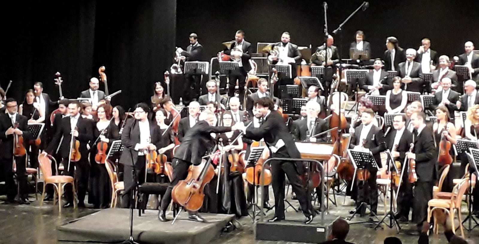 Applausi a Catanzaro per il violoncello “rock” di Sollima