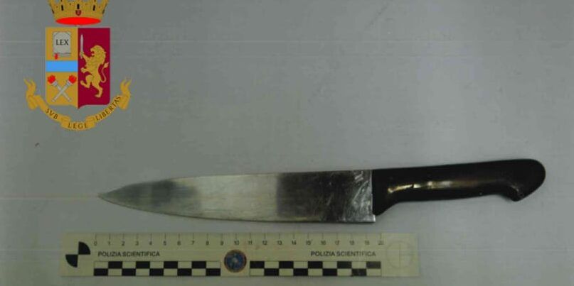 Cosenza, si aggira nei pressi di un supermercato brandendo un coltello: bloccato dalla polizia