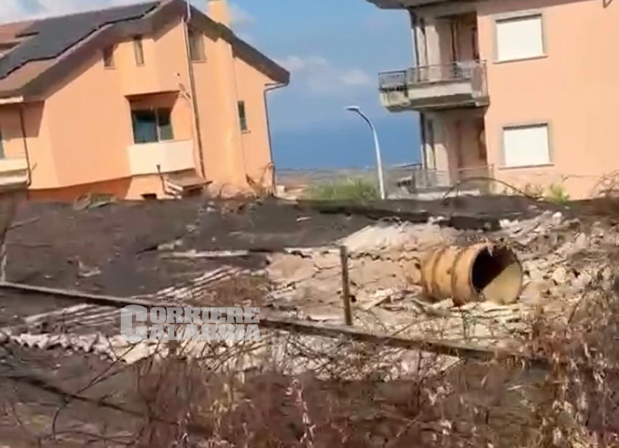 Vibo Valentia, fumi maleodoranti dopo il rogo vicino al Castello: avviate verifiche ambientali
