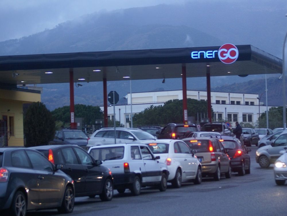File chilometriche per la benzina