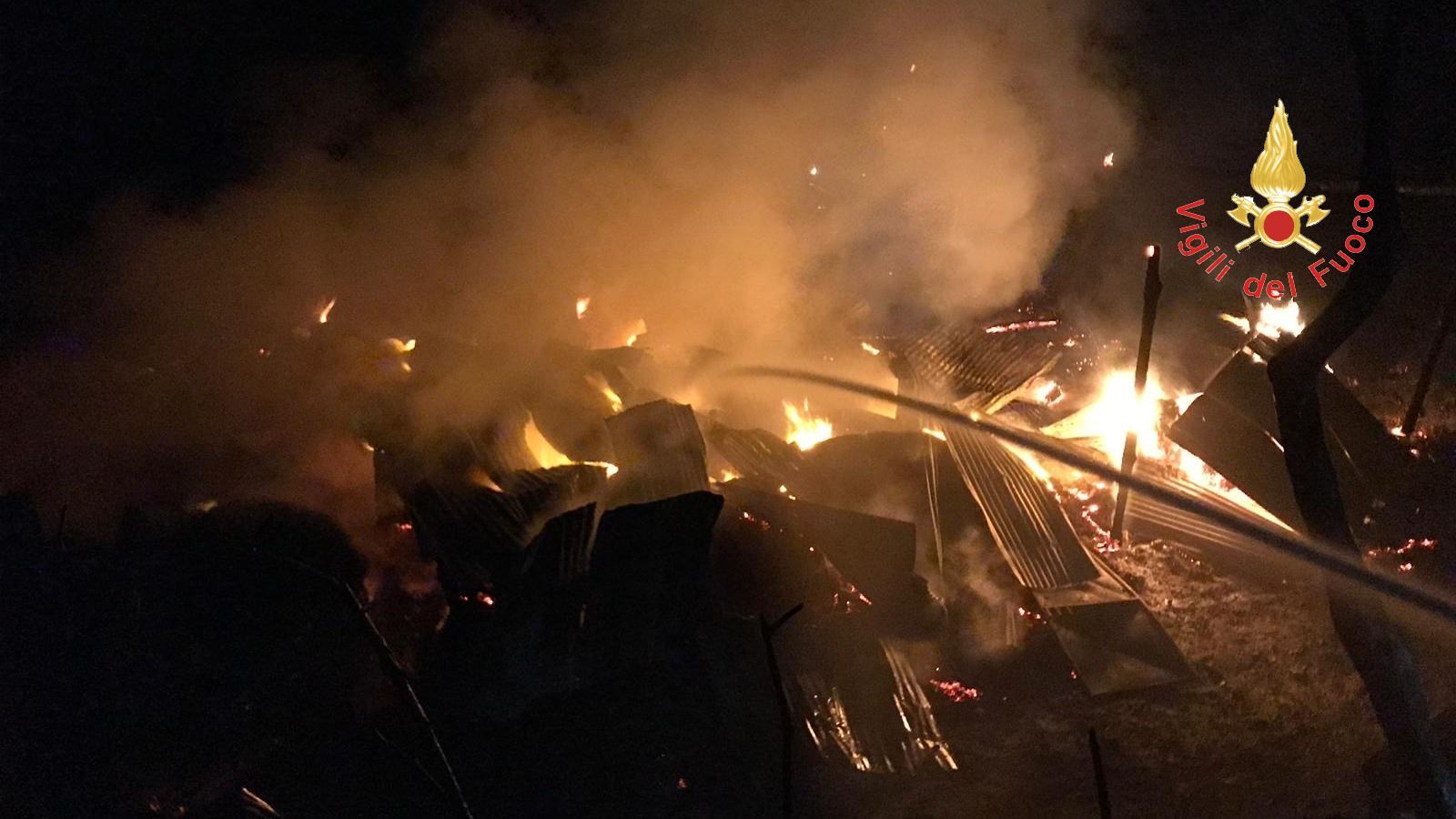 Rogo distrugge un fienile nel Catanzarese
