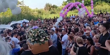 Chiesa gremita per il funerale di Ornella Forastefano. Il parroco ai figli della donna: «Ammainate sentimenti di astio e vendetta»