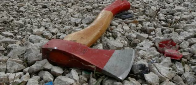 Colpisce il vicino con un’accetta, arrestato