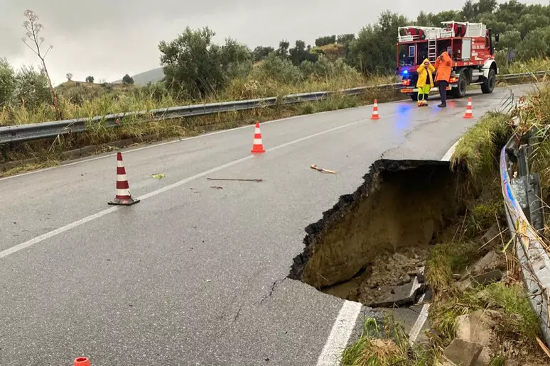 Calabria tra nubifragi e allagamenti. Crolla una strada nel Crotonese, Reggio sott’acqua – VIDEO