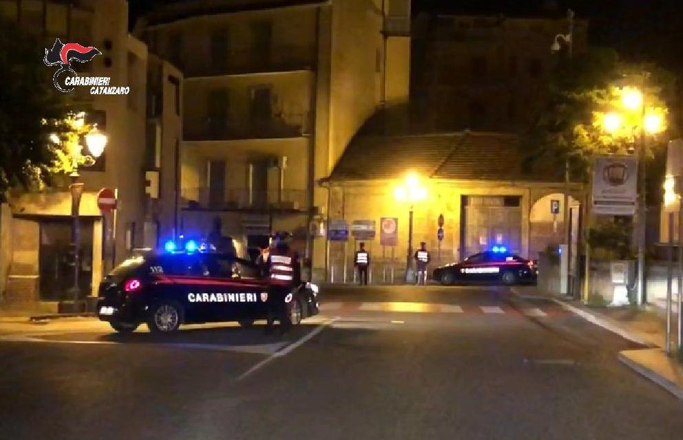 Al bar armati di spranghe, arrestati due giovani a Lamezia