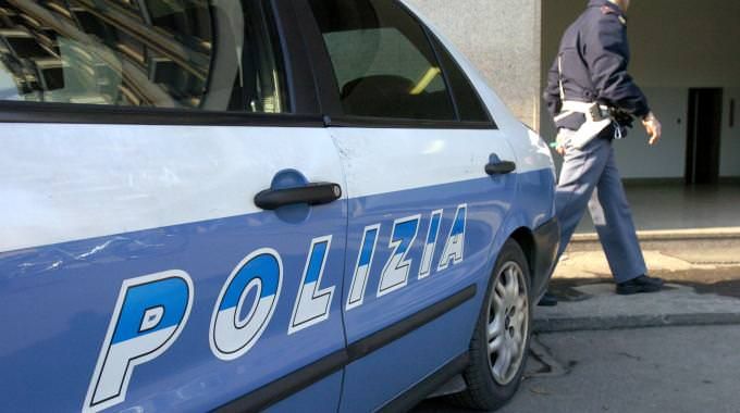 Dà fuoco all’auto del “rivale”: 75enne arrestato a Reggio