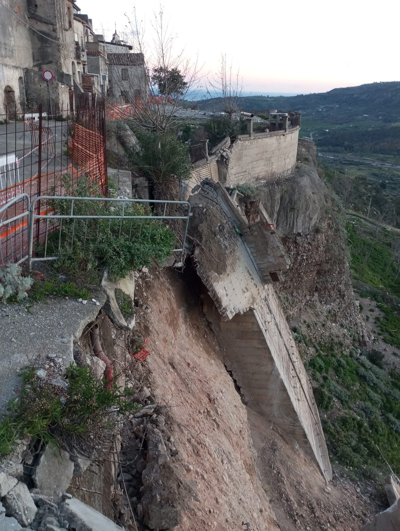 Allarme a Caulonia: la rupe Maietta si sbriciola sotto i colpi del maltempo – FOTO