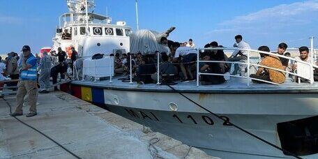 Migranti, cinque sbarchi in 24 ore nel Crotonese: approdano in 400