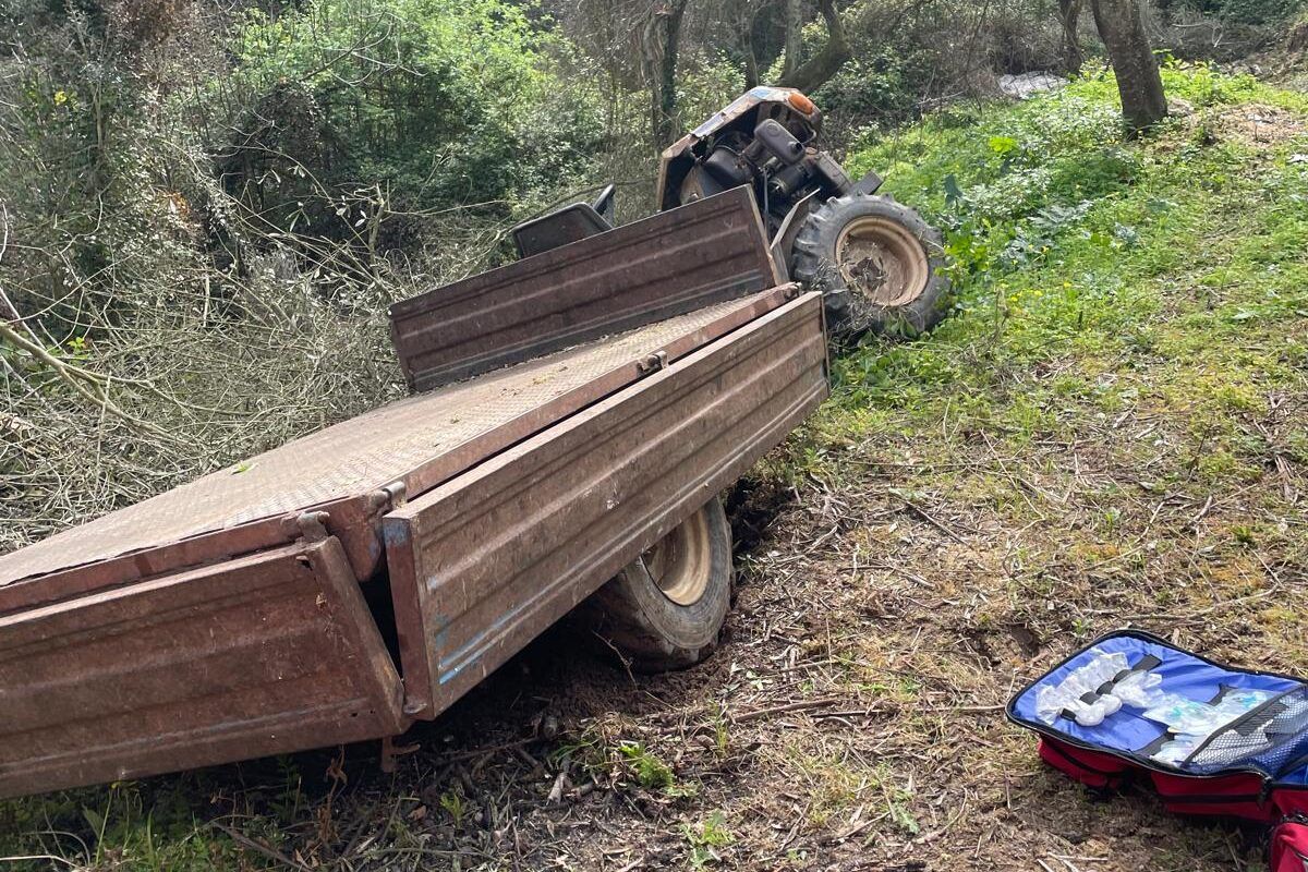 Trattore si ribalta nel Vibonese, ferito gravemente un uomo