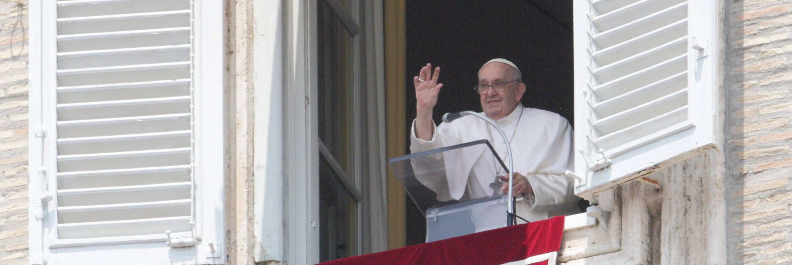 Papa Francesco: «Basta con guerra, attacchi e violenza»