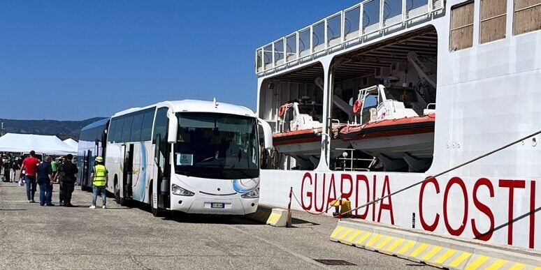 Oltre 150 migranti domani arriveranno in bus in Calabria