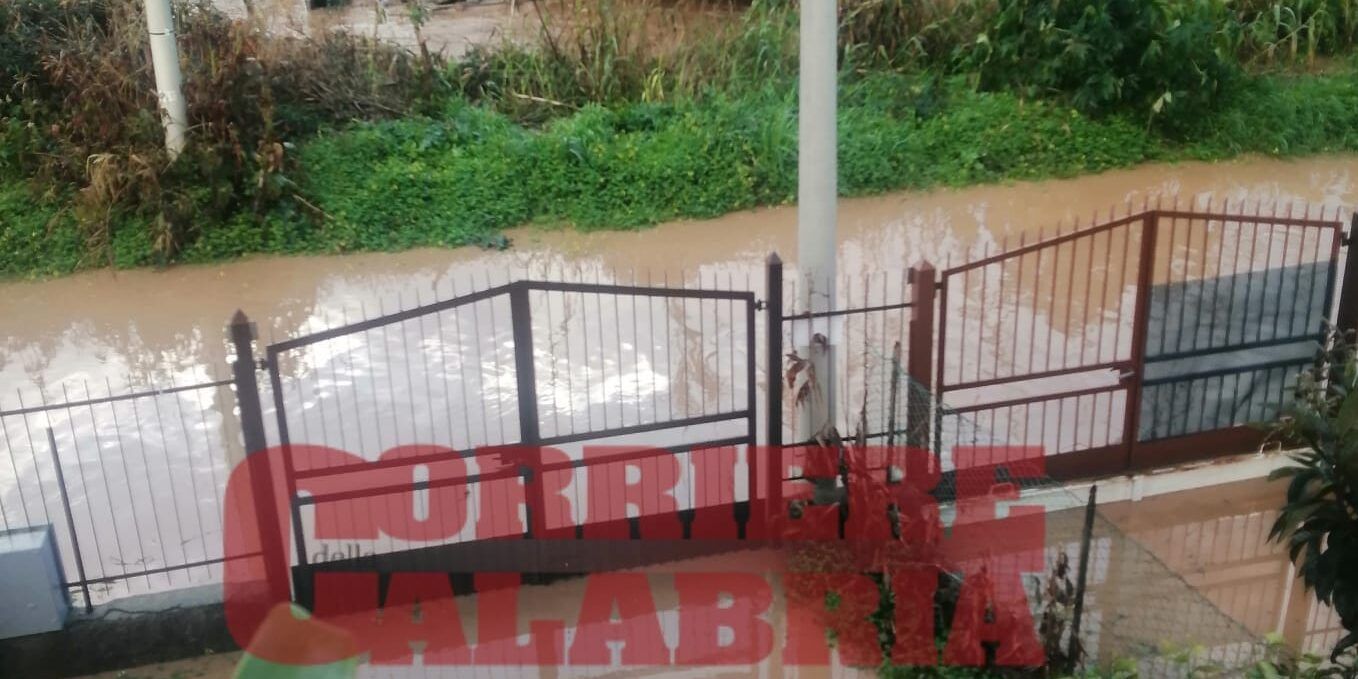 Maltempo, fango e detriti. Strade allagate a Gizzeria – FOTO E VIDEO