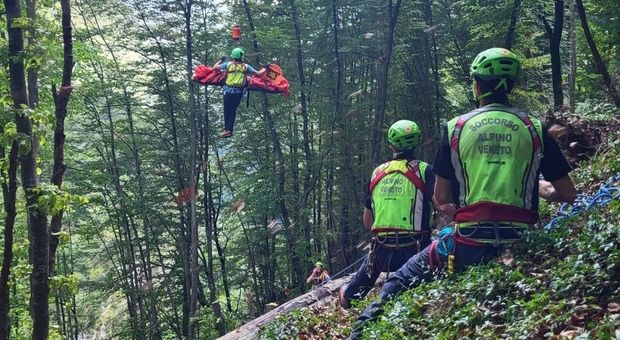 Guarda il panorama, si sbilancia e cade nel vuoto, morto un turista
