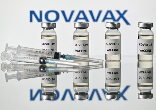 Covid, via libera dall’Aifa a Novavax: «Vaccino efficace al 90%»