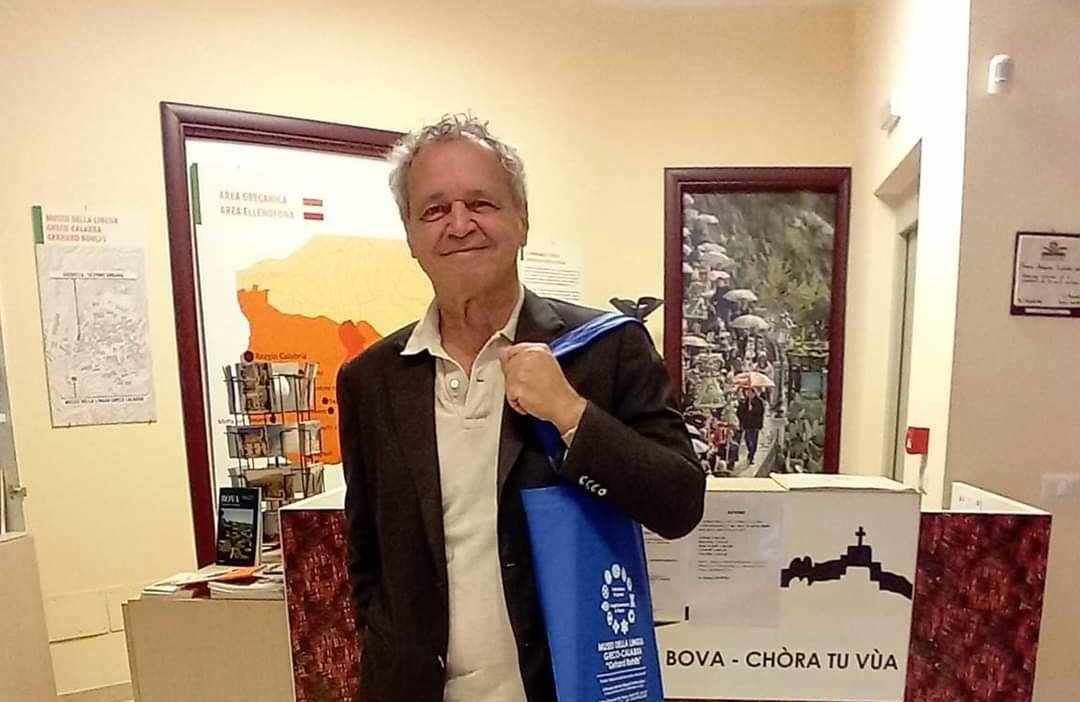 Enrico Mentana alla ricerca delle sue radici a Bova Marina: tappa anche nell’area archeologica di Archeoderi