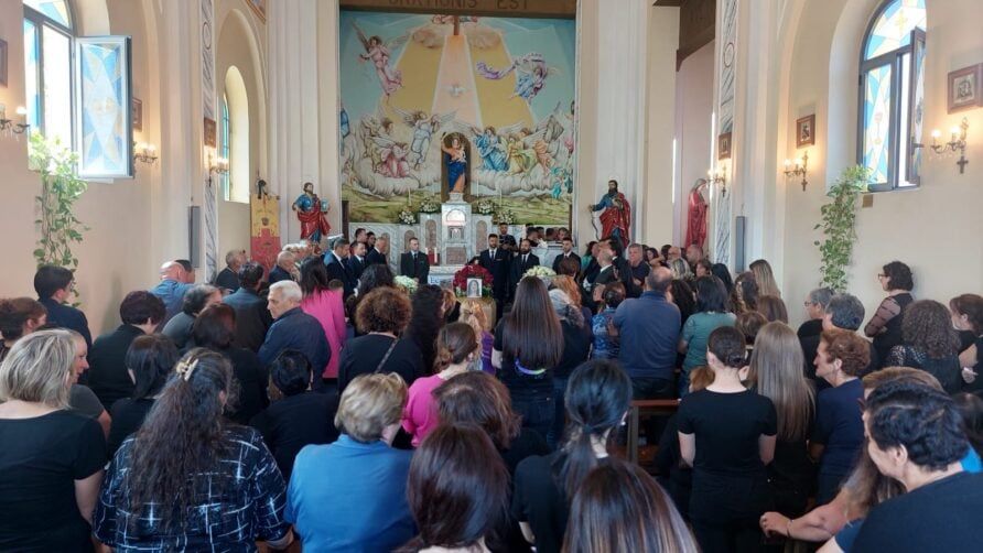 Una comunità affranta e una famiglia distrutta. Dolore ai funerali di Giovanni, Giusy e Caterina