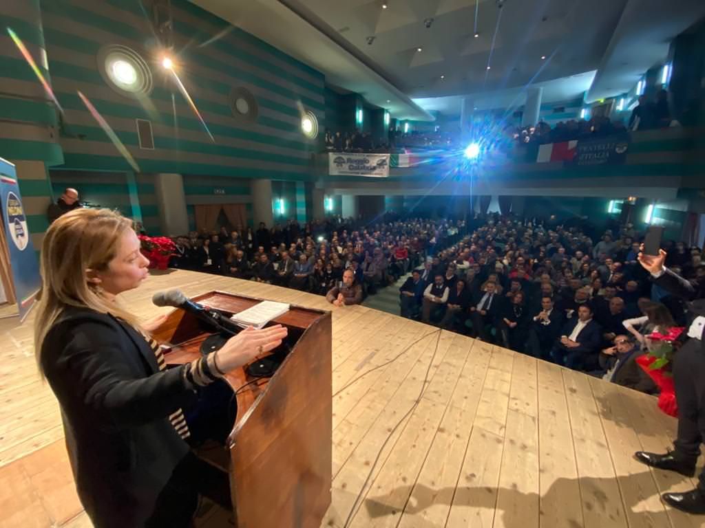«Disponibili a qualunque candidato». Meloni lancia le Regionali (ma il nome non c'è) – VIDEO