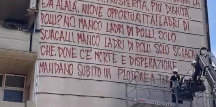 «Biden e Draghi Nuntereggae più», la frase sul murale di Jorit che ha attirato la polizia – VIDEO