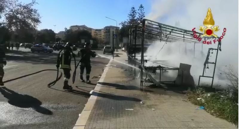 In fiamme bancarella a Crotone, avviate indagini – IL VIDEO